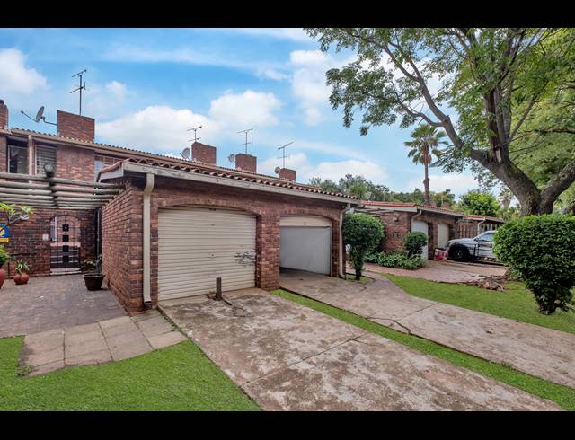 2 BEDROOM TOWNHOUSE FOR SALE IN WINDSOR WEST